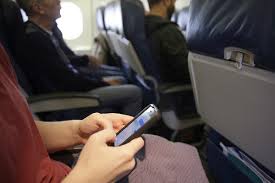 US mulling end to ban on in-flight cell phone calls